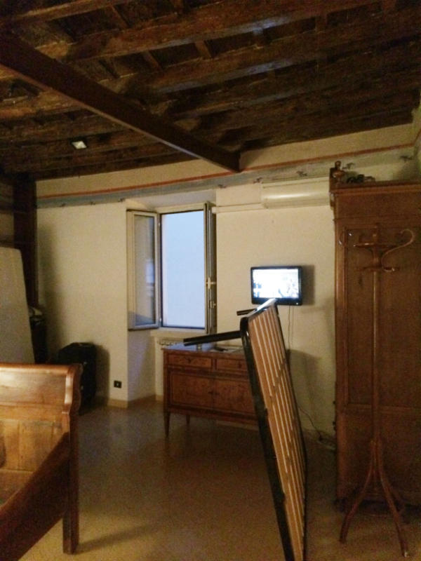 Appartement in Rome te huur. Om de hoek van Colosseum. Hier tijdens make-over. Appartement in Rome te huur. Om de hoek van Colosseum. Hier tijdens make-over.